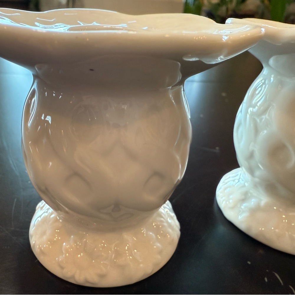 A pair of White Flower-Shaped Candle Holders Oleg Cassini - Picture 6 of 10